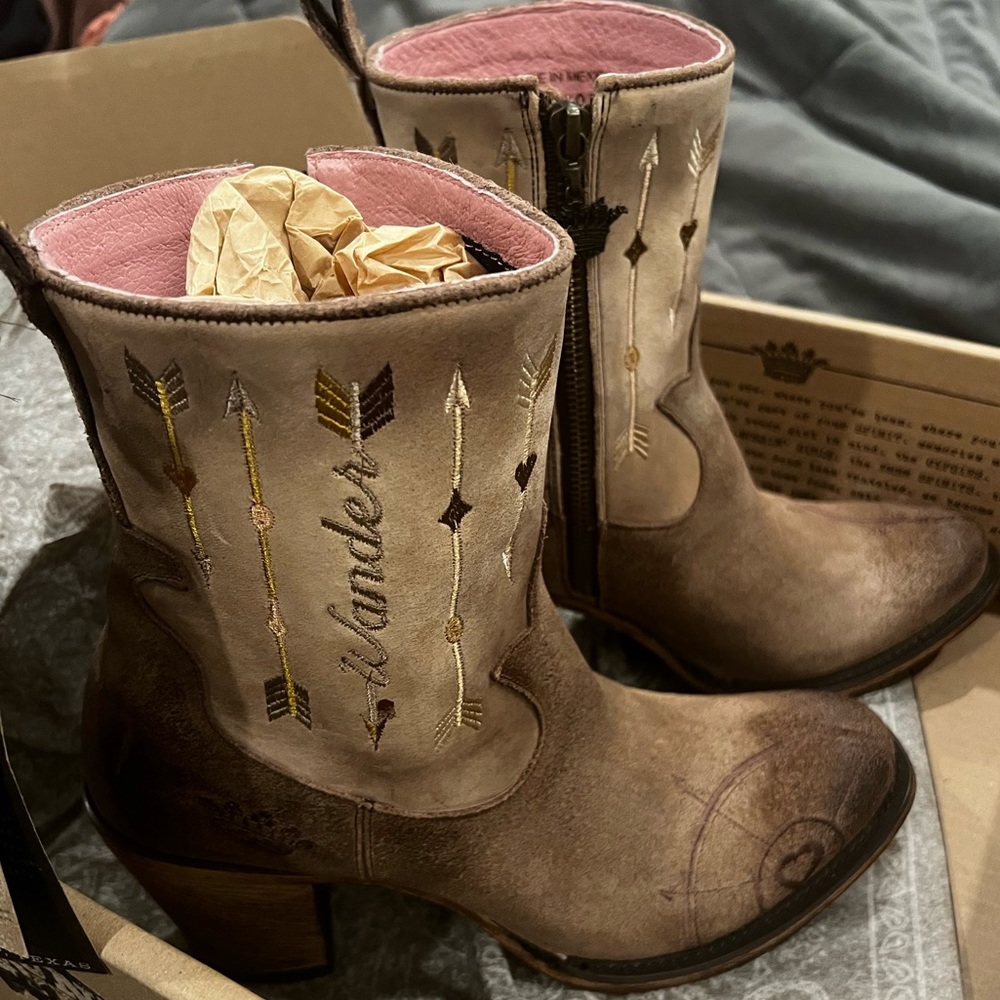 New in Box JUNK GYPSY BOOTS ❣️❣️❣️size 9